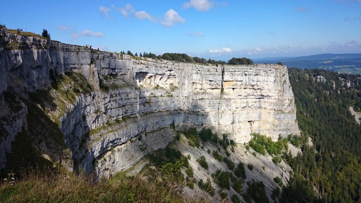 Halte au pied du Creux du Van Travers Extérieur photo